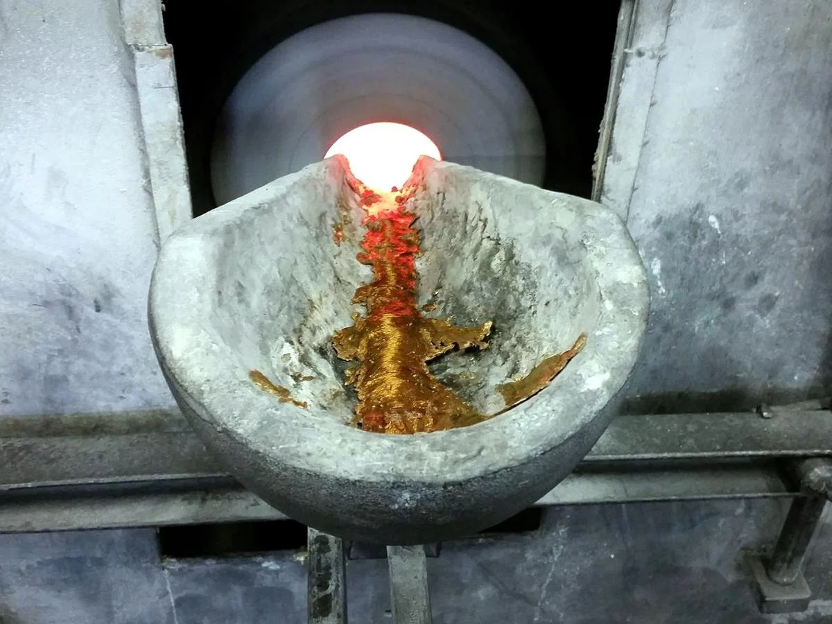 Rozgrzany metal na stanowisku odlewniczym